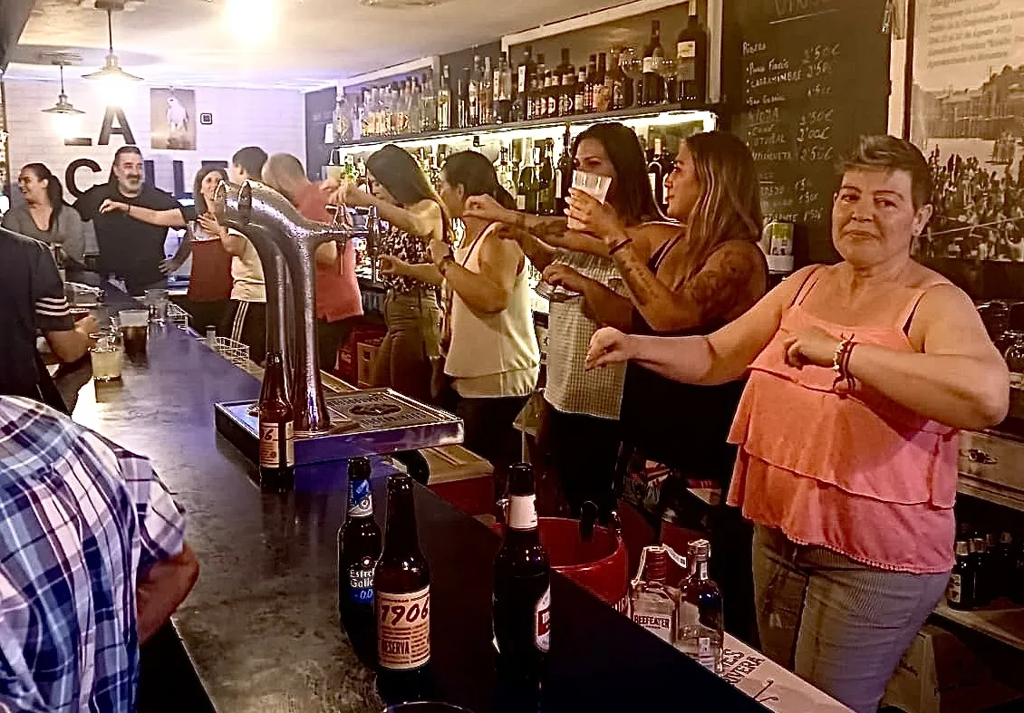El bar La Calleja de Macotera cerraba sus puertas con una gran fiesta de despedida