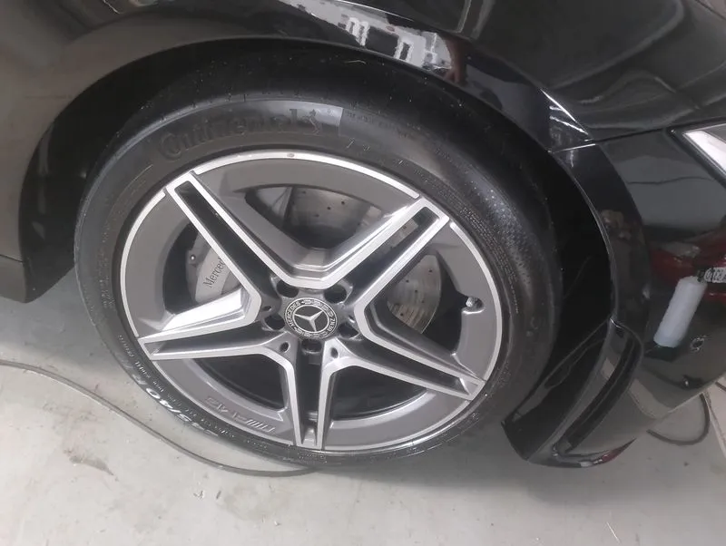 Los servicios que ofrece Julián Wash Car At Home son la limpieza integral de todas las superficies de los vehículos, incluido el motor