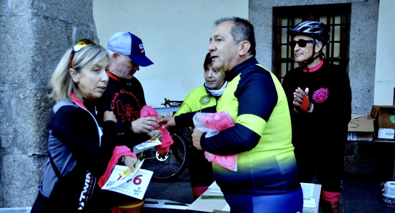 Foto 2 - M&aacute;s de 200 ciclistas forjan el &eacute;xito de la VIII Quedada BTT Ciudad de Pe&ntilde;aranda y su permanencia como tradici&oacute;n cada septiembre