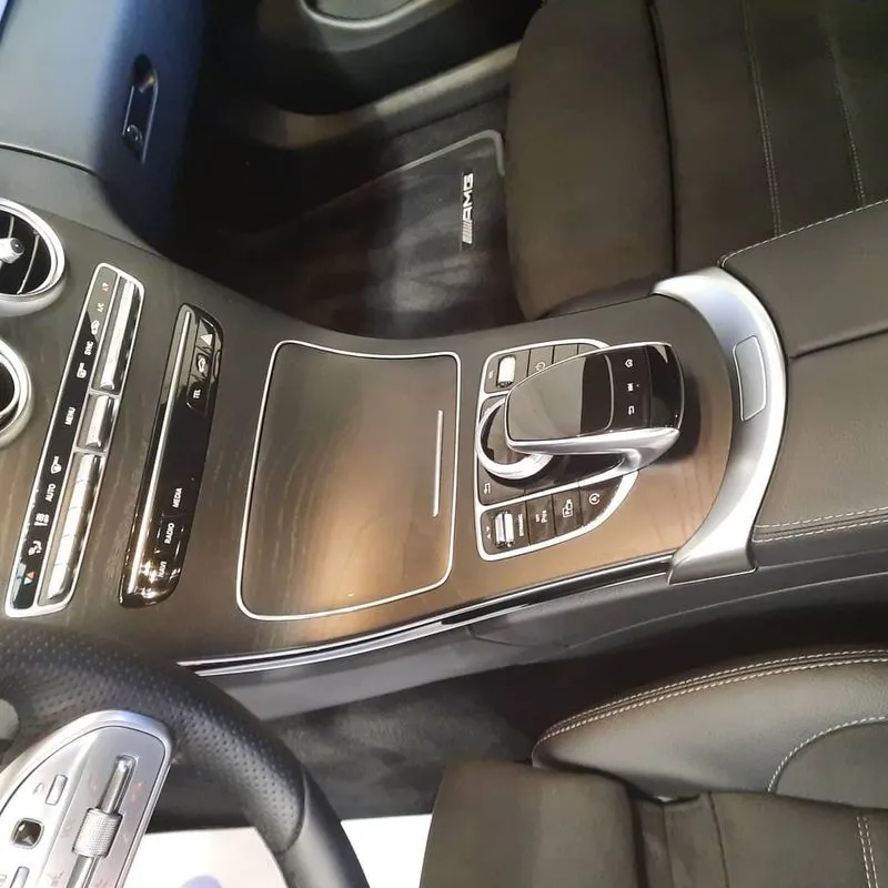 Los servicios que ofrece Julián Wash Car At Home son la limpieza integral de todas las superficies de los vehículos, incluido el motor