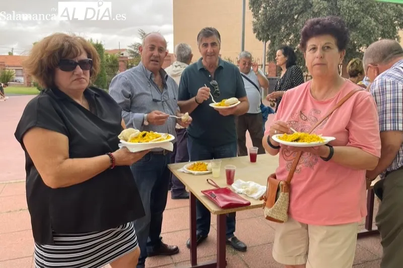El parque municipal de Macotera acogía una gran paellada popular