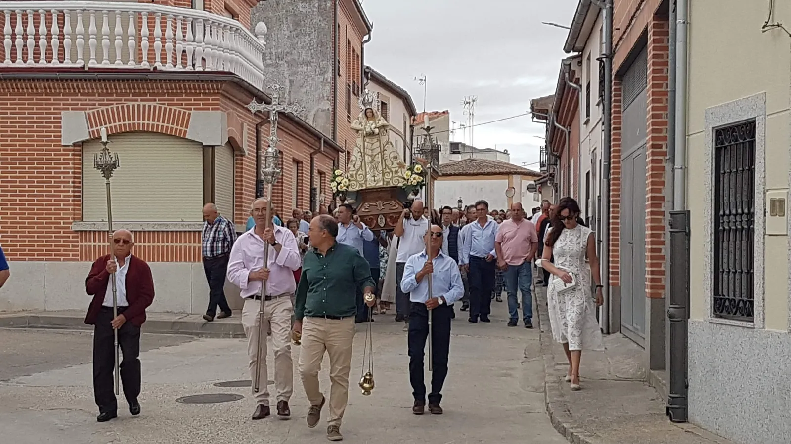Macotera arropaba a su patrona, la Virgen de la Encina, en su esperada procesión 