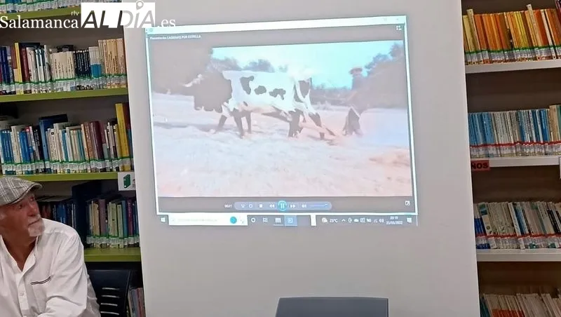 El escritor acompañó la presentación de su novela con una concierto de música popular
