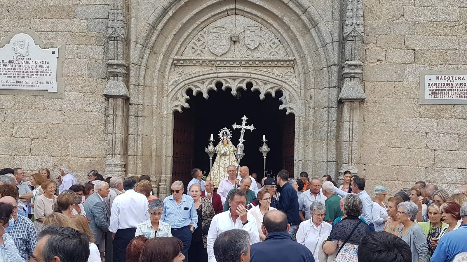 Macotera arropaba a su patrona, la Virgen de la Encina, en su esperada procesión 