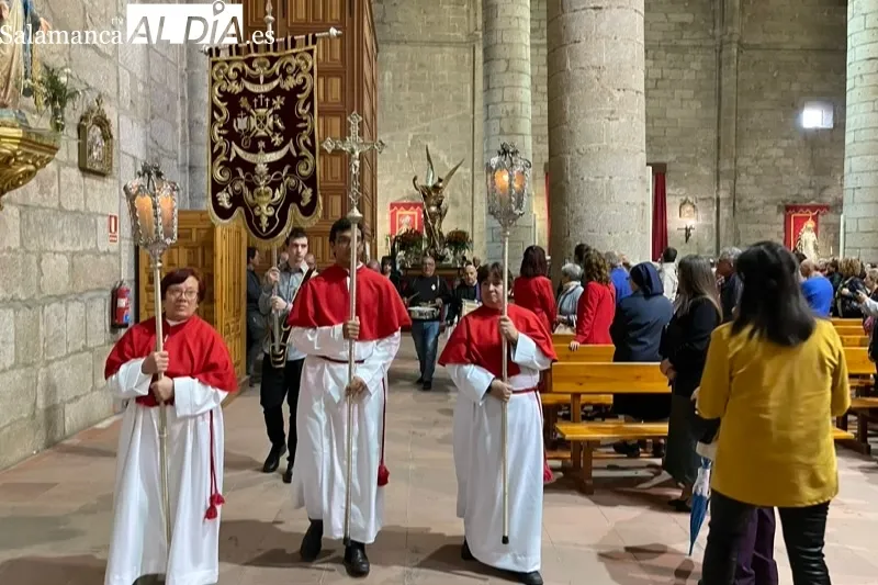 La festividad del patròn de Peñaranda, San Miguel Arcángel, se celebra a pesar de la lluvia 