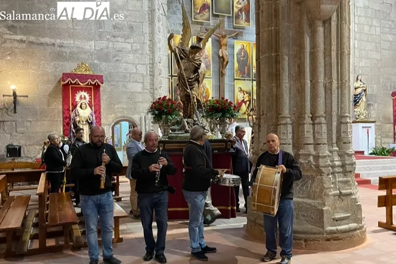La festividad del patròn de Peñaranda, San Miguel Arcángel, se celebra a pesar de la lluvia 