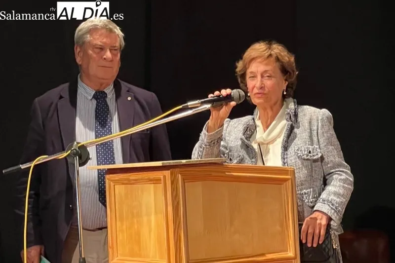 La familia de José Flores recogía la Encina de Oro póstuma a José Flores