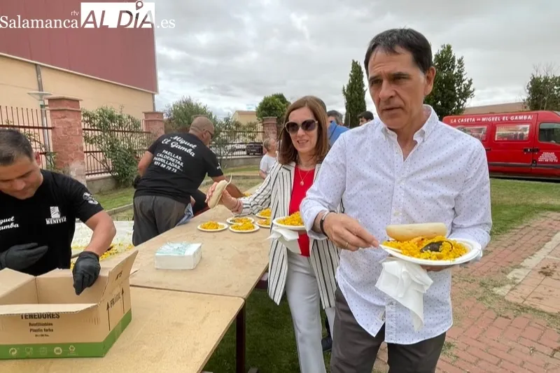 El parque municipal de Macotera acogía una gran paellada popular