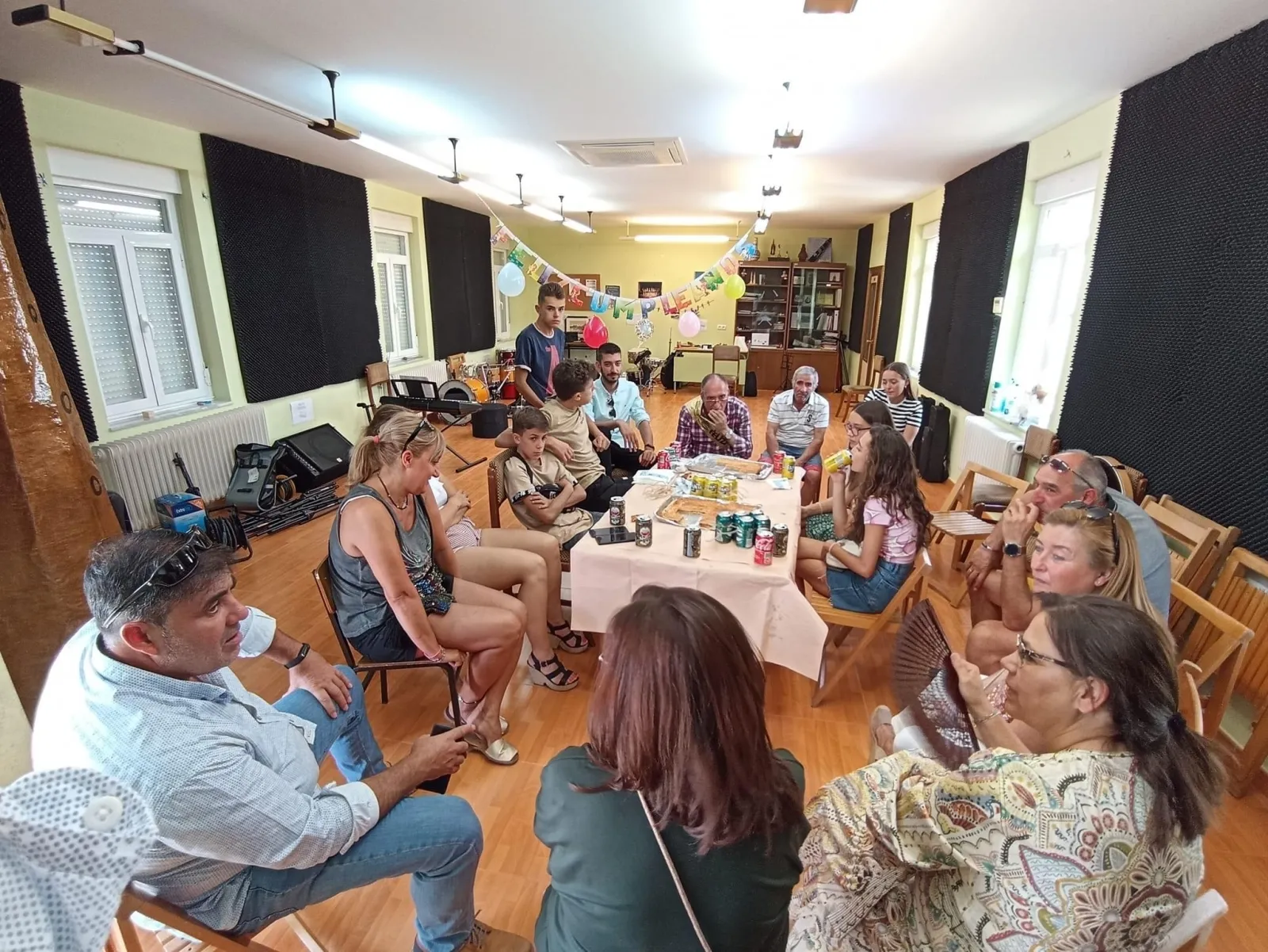 Foto 4 - La Escuela de Dulzaina y Percusi&oacute;n de Macotera festeja por todo lo alto el 70 cumplea&ntilde;os de Tasi, su presidente de honor 