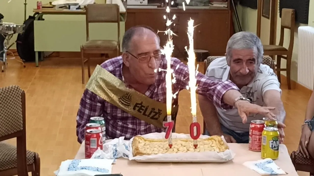 Foto 3 - La Escuela de Dulzaina y Percusi&oacute;n de Macotera festeja por todo lo alto el 70 cumplea&ntilde;os de Tasi, su presidente de honor 