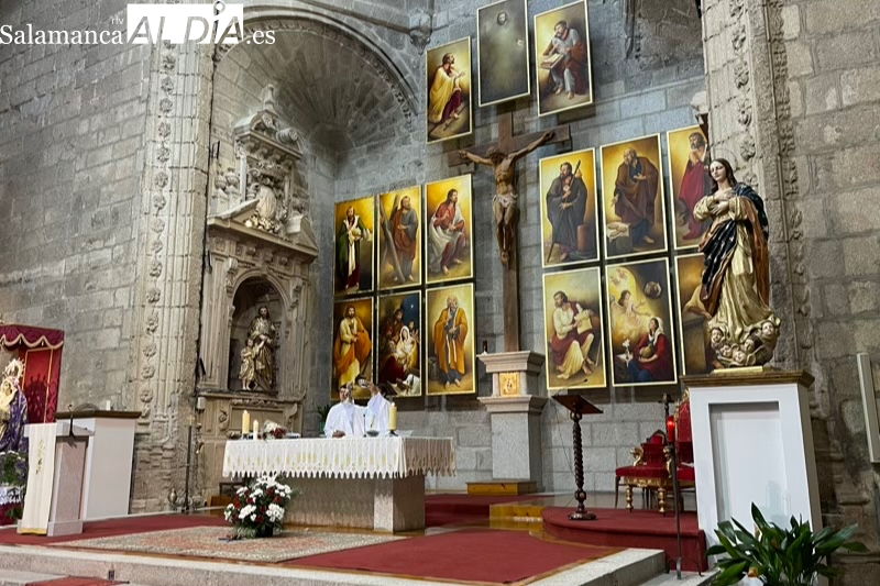 La festividad del patròn de Peñaranda, San Miguel Arcángel, se celebra a pesar de la lluvia 