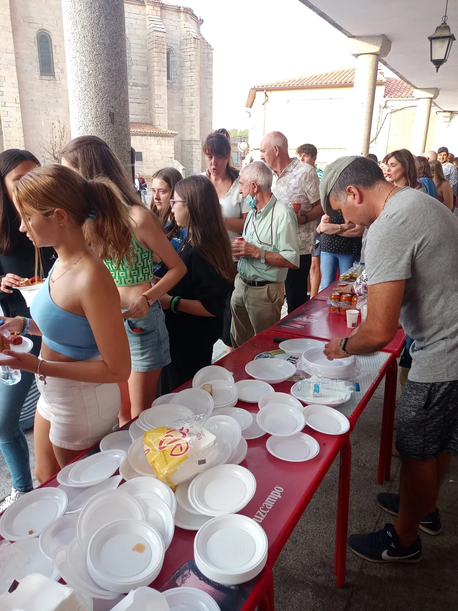 La Tuna Universitaria protagonizaba una animada tarde de fiesta en Salmoral