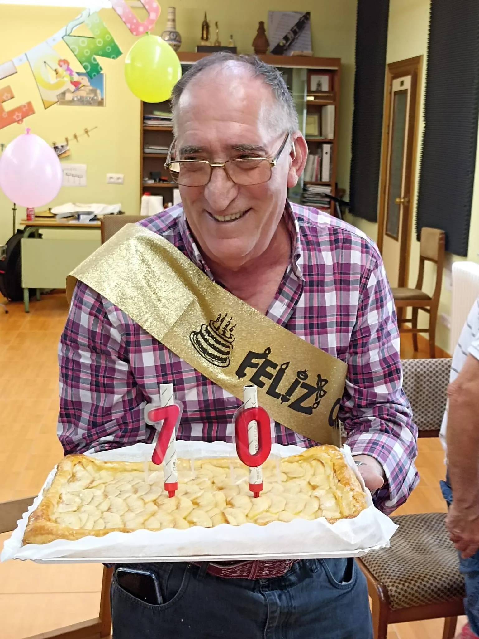 Foto 2 - La Escuela de Dulzaina y Percusi&oacute;n de Macotera festeja por todo lo alto el 70 cumplea&ntilde;os de Tasi, su presidente de honor 