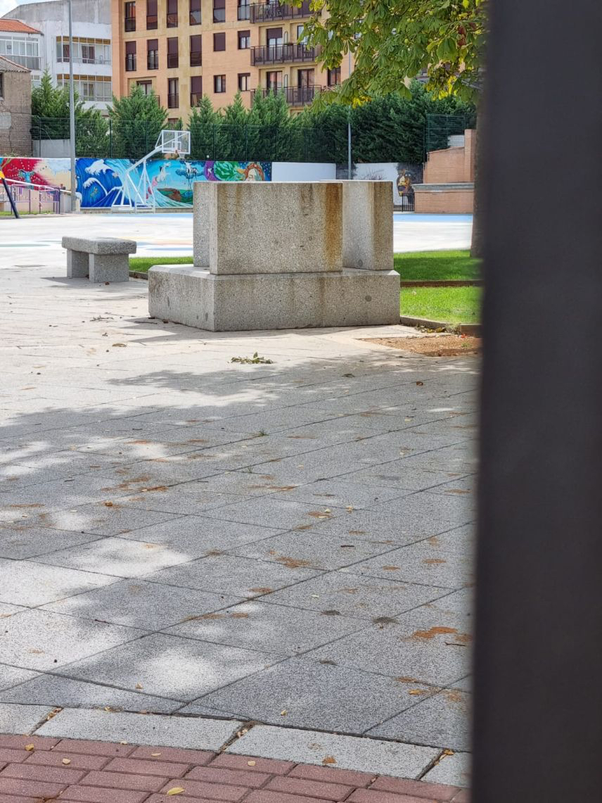 Foto 2 - El PP muestra su malestar por la situación de la escultura del libro, dejada a las puertas del Merca Rural desde las fiestas 