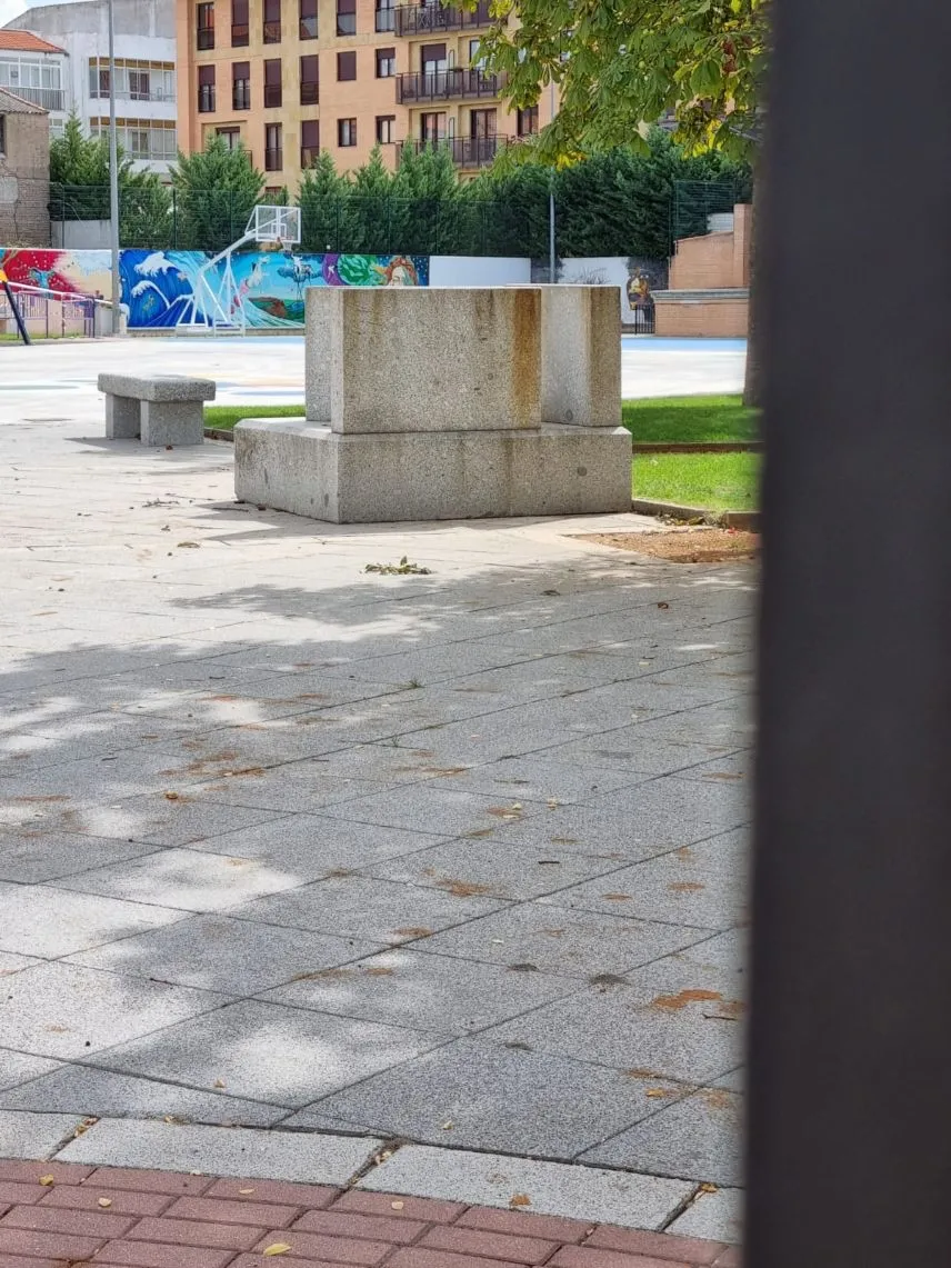 Foto 2 - El PP muestra su malestar por la situaci&oacute;n de la escultura del libro, dejada a las puertas del Merca Rural desde las fiestas 
