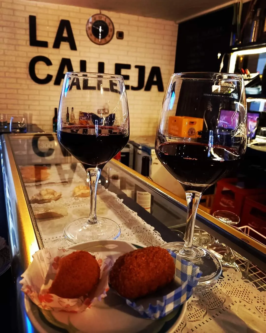 El bar La Calleja de Macotera cerraba sus puertas con una gran fiesta de despedida