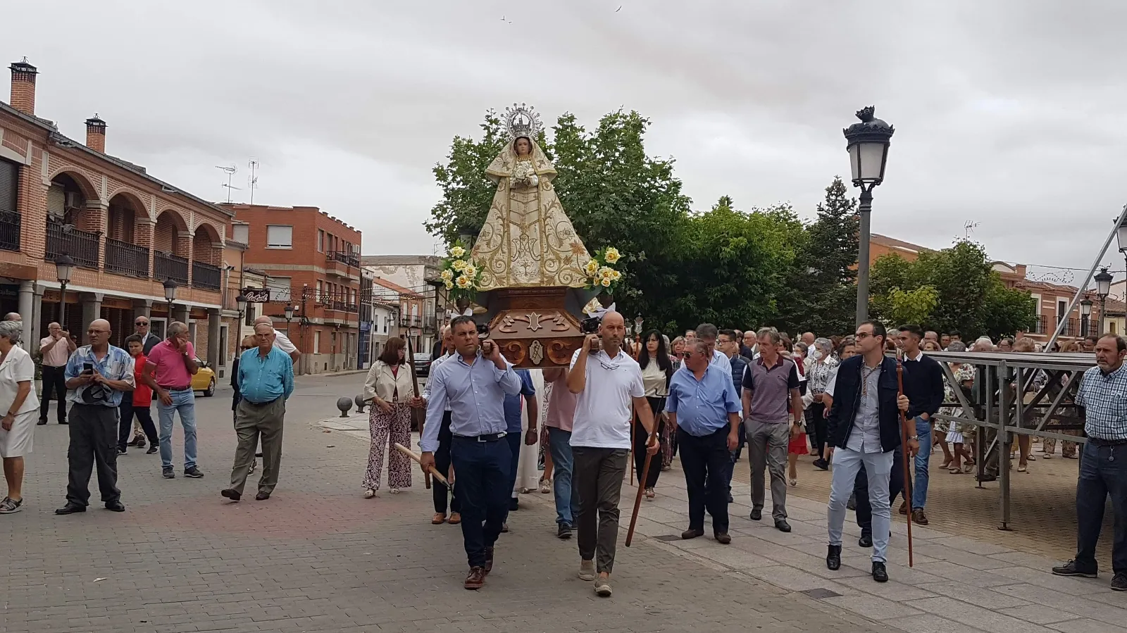 Macotera arropaba a su patrona, la Virgen de la Encina, en su esperada procesión 