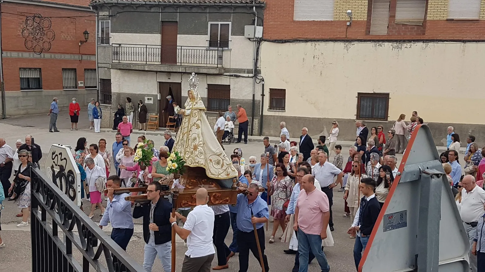 Macotera arropaba a su patrona, la Virgen de la Encina, en su esperada procesión 