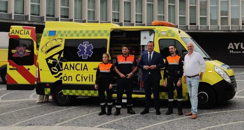 Presentación de la nueva ambulancia de la agrupación de voluntarios de Protección Civil de Santa Marta de Tormes 