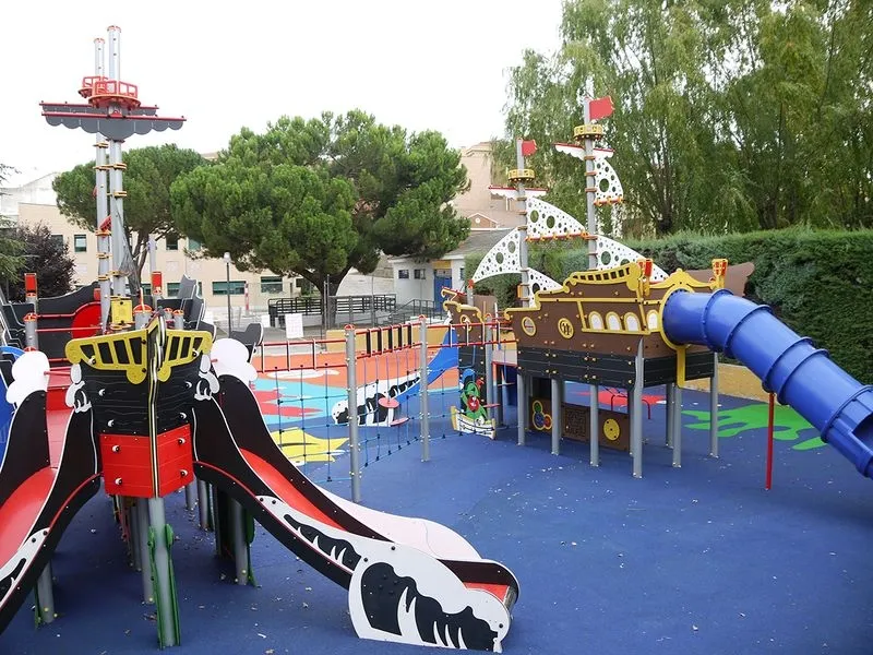 El alcalde de Carbajosa de la Sagrada, Pedro Samuel Martín, y el concejal de Obras, Ángel Manso, en el nuevo parque infantil