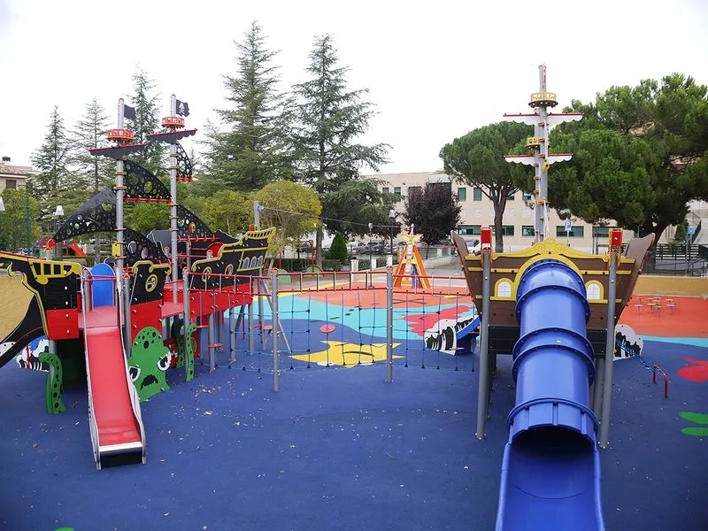El alcalde de Carbajosa de la Sagrada, Pedro Samuel Martín, y el concejal de Obras, Ángel Manso, en el nuevo parque infantil