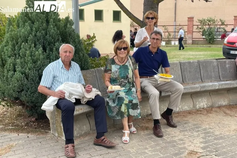 El parque municipal de Macotera acogía una gran paellada popular