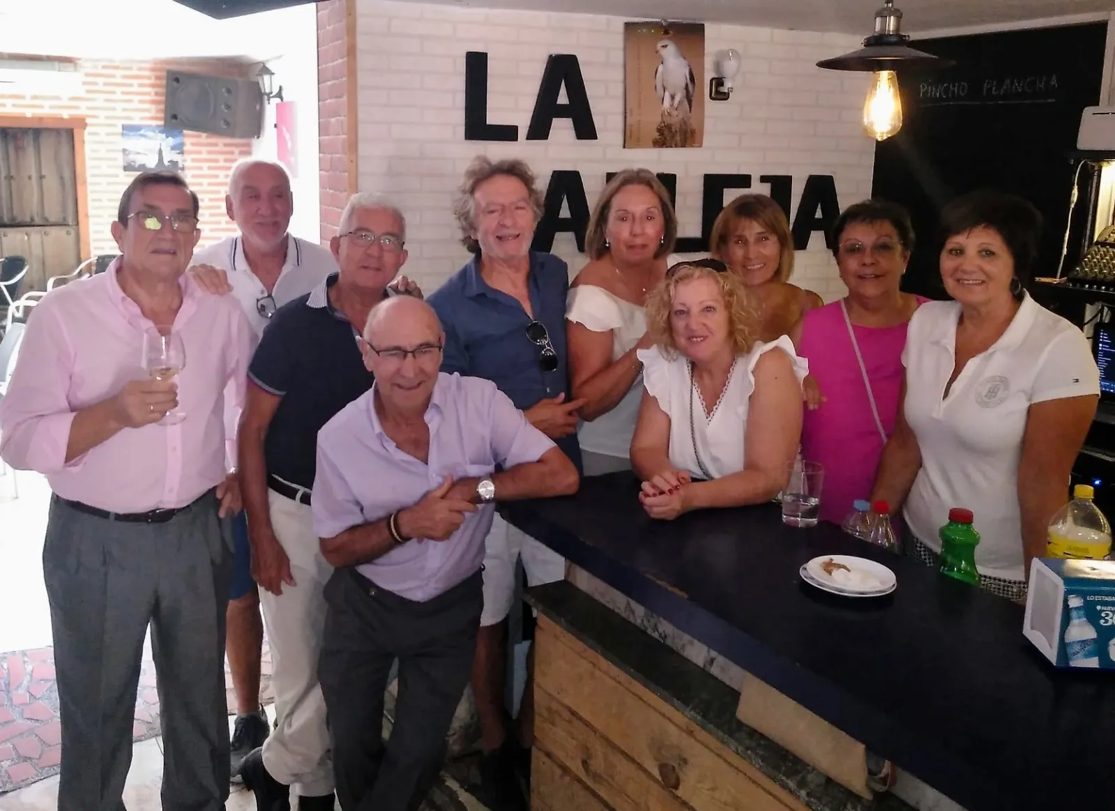 El bar La Calleja de Macotera cerraba sus puertas con una gran fiesta de despedida