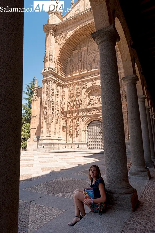 La autora junto a la Iglesia de los Dominicos que fue levantada en su origen por los Godínez de Tamames  |  Fotos: Carmen Borrego