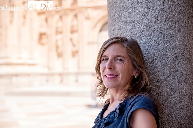 La autora junto a la Iglesia de los Dominicos que fue levantada en su origen por los Godínez de Tamames  |  Fotos: Carmen Borrego
