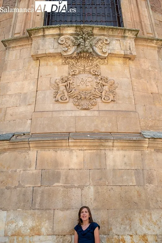 La autora junto a la Iglesia de los Dominicos que fue levantada en su origen por los Godínez de Tamames  |  Fotos: Carmen Borrego