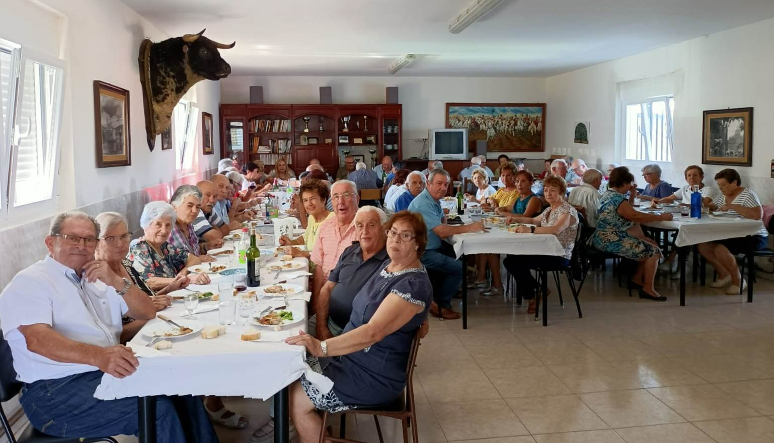 Foto 1 - Los mayores de Espeja calientan motores para las fiestas con una comida conjunta