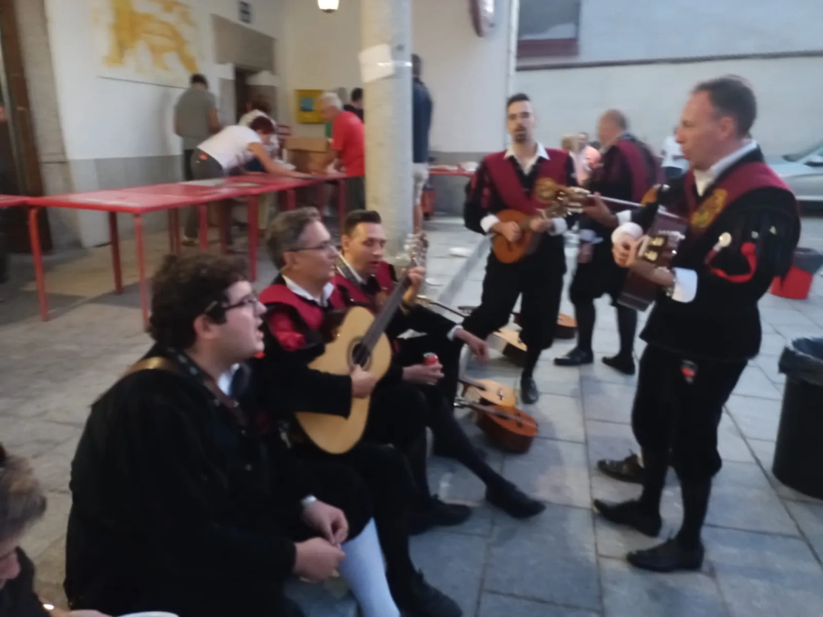 La Tuna Universitaria protagonizaba una animada tarde de fiesta en Salmoral