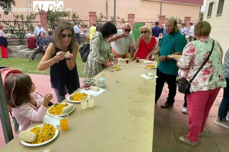 El parque municipal de Macotera acogía una gran paellada popular