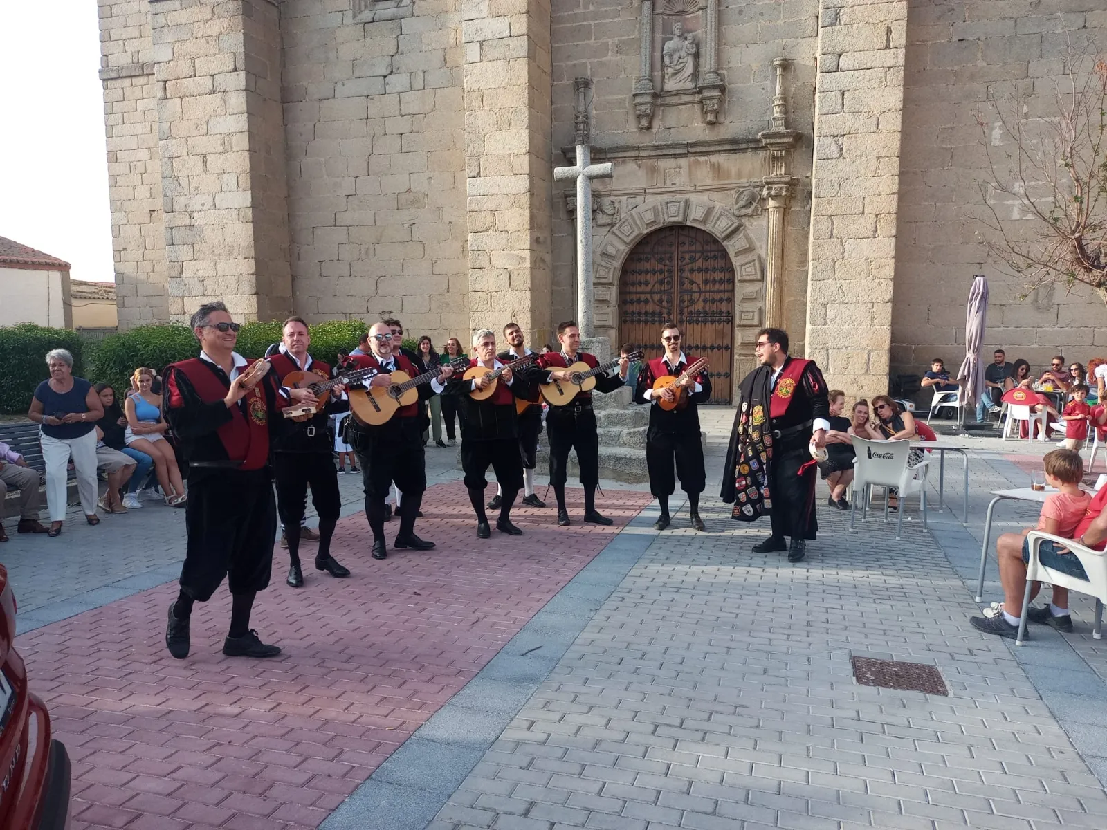La Tuna Universitaria protagonizaba una animada tarde de fiesta en Salmoral