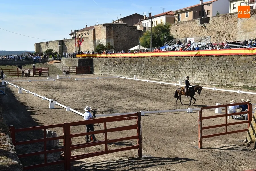 Foto 3 - Notable participaci&oacute;n en las cl&aacute;sicas rutas a caballo de la Feria