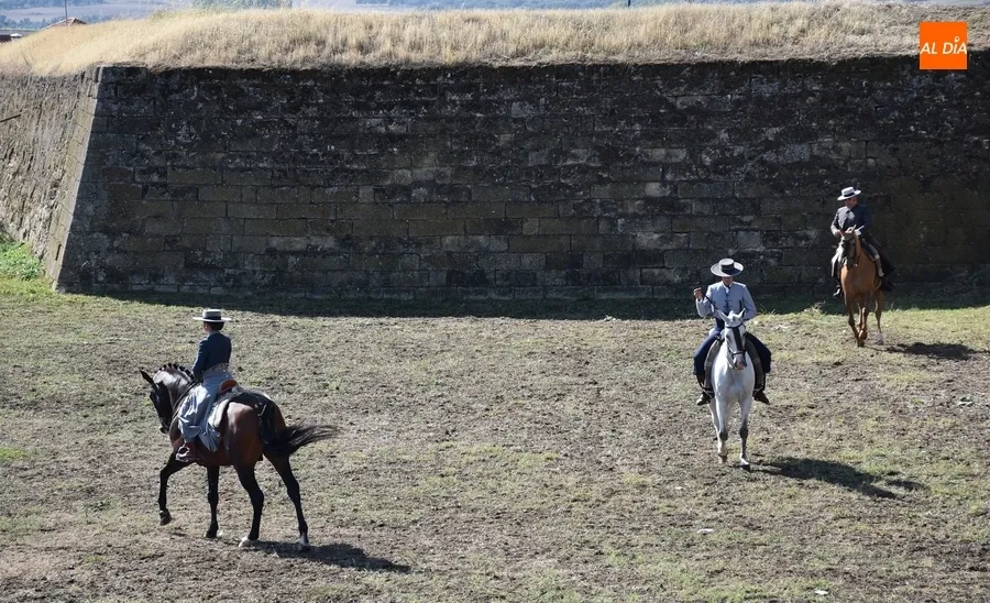 Foto 8 - Notable participaci&oacute;n en las cl&aacute;sicas rutas a caballo de la Feria