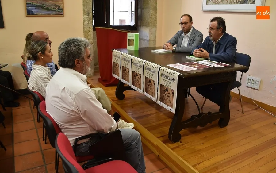 Foto 5 - Dedicado a Mari Paz Salazar Acha el voluminoso n&uacute;mero 9 de la Revista del CEM