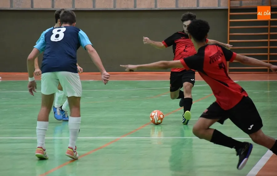 Foto 2 - Tierno Galv&aacute;n impone su superioridad ante un m&aacute;s que combativo III Juvenil