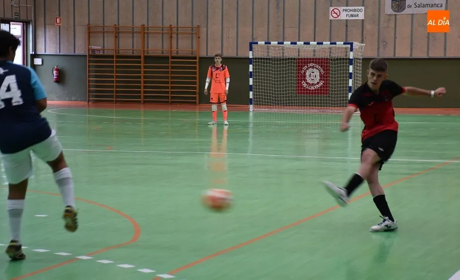 Foto 11 - Tierno Galv&aacute;n impone su superioridad ante un m&aacute;s que combativo III Juvenil