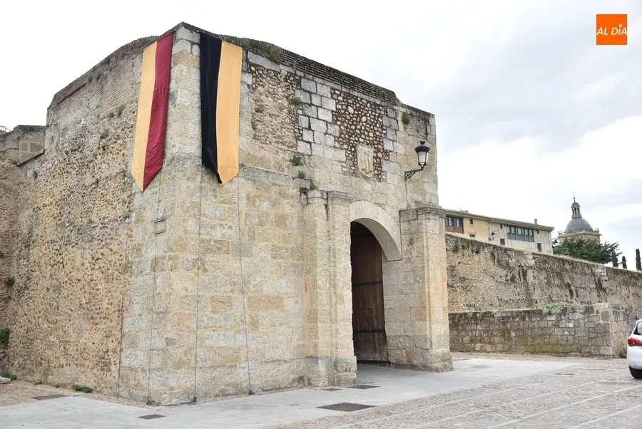 Foto 4 - El centro hist&oacute;rico suma una nueva &lsquo;puerta&rsquo; dentro de su engalanamiento para la Feria Medieval