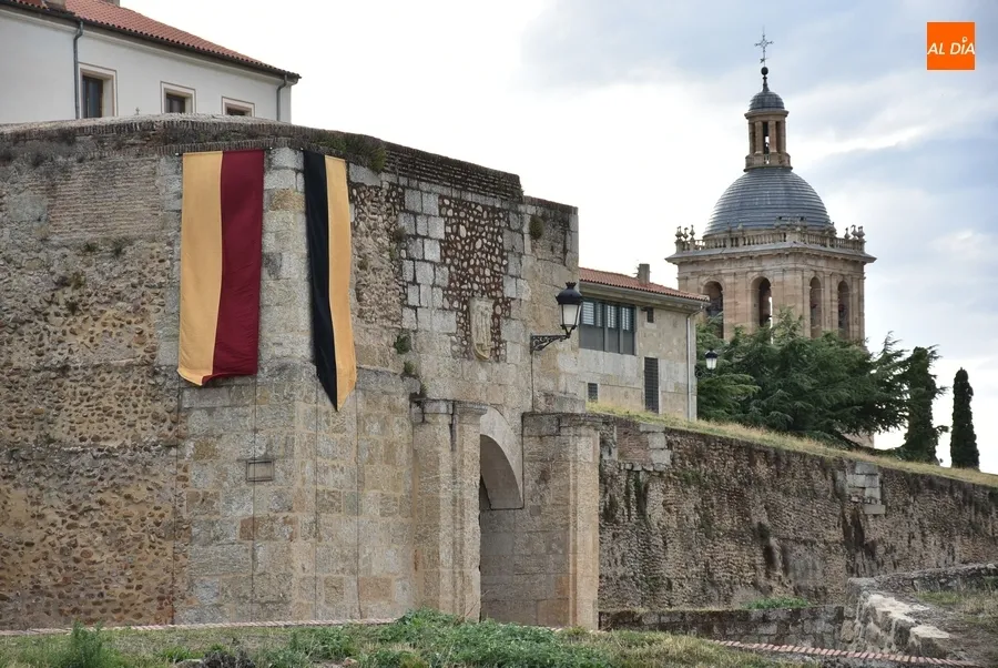 Foto 2 - El centro hist&oacute;rico suma una nueva &lsquo;puerta&rsquo; dentro de su engalanamiento para la Feria Medieval