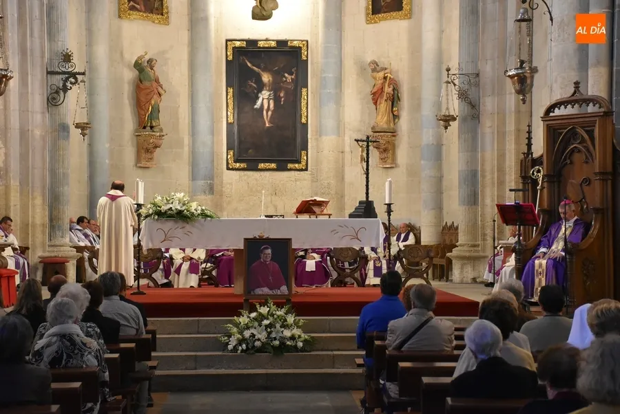 Foto 11 - Concurrida despedida de la Di&oacute;cesis de Ciudad Rodrigo a Antonio Ceballos