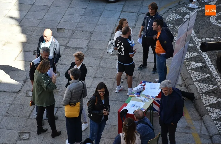 Foto 2 - La EOI sale a la Plaza Mayor a promocionar sus ense&ntilde;anzas