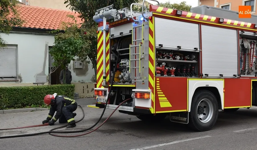 Foto 3 - Una chimenea de la calle Santa Clara provoca la movilizaci&oacute;n de los Bomberos