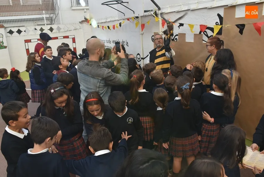 Foto 2 - Integrantes de Rodericus difunden la Feria Medieval en los centros educativos