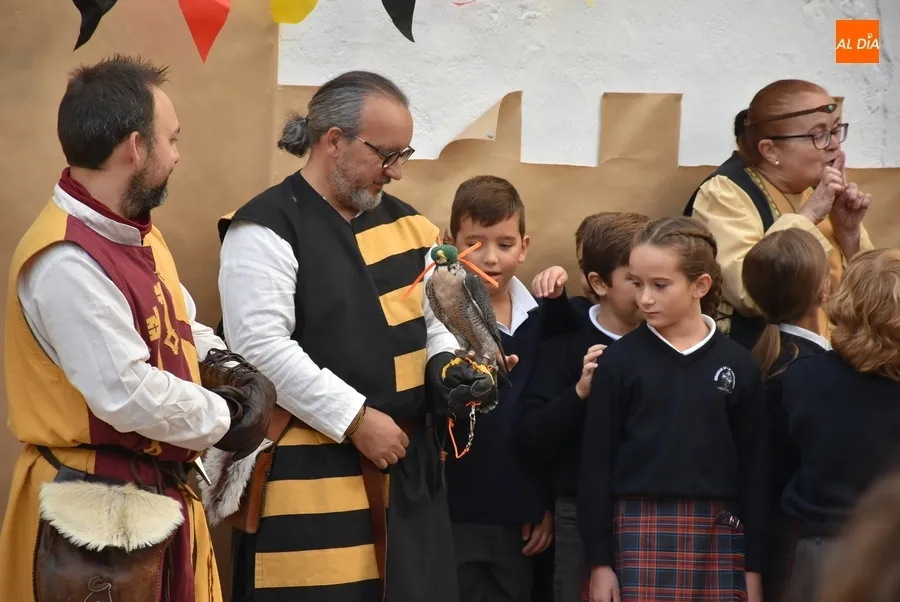 Foto 4 - Integrantes de Rodericus difunden la Feria Medieval en los centros educativos