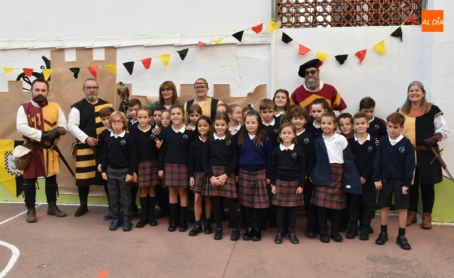 Foto 5 - Integrantes de Rodericus difunden la Feria Medieval en los centros educativos