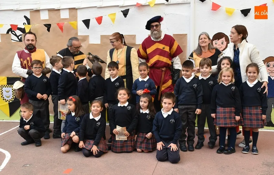 Foto 6 - Integrantes de Rodericus difunden la Feria Medieval en los centros educativos