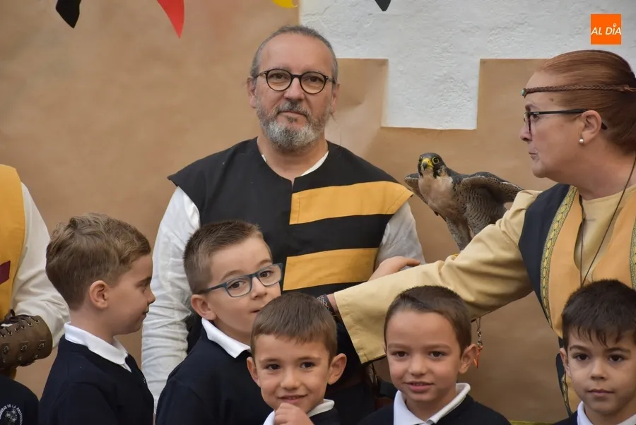 Foto 7 - Integrantes de Rodericus difunden la Feria Medieval en los centros educativos