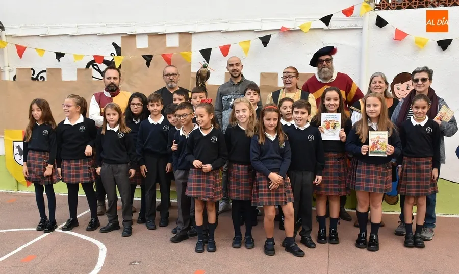 Foto 10 - Integrantes de Rodericus difunden la Feria Medieval en los centros educativos